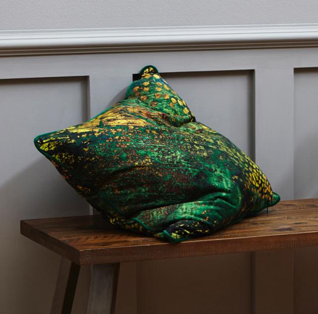 Cosy bedroom – silky cushion